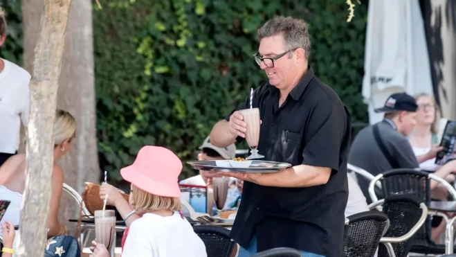 En la imagen, un camarero / EFE