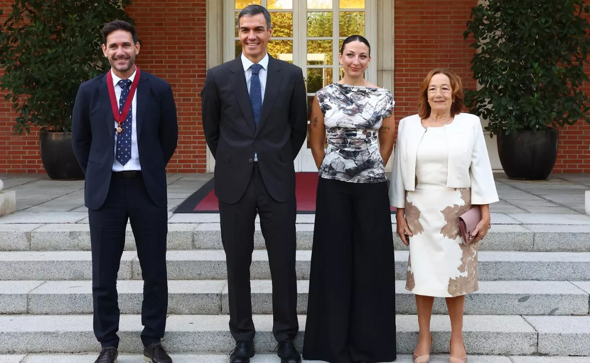El divulgador científico Javier Santaolalla, junto a su hermana, su madre y el presidente de España, tras el recibir el reconocimiento / MONCLOA