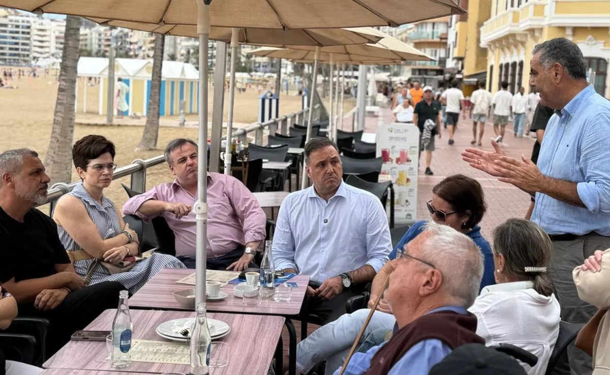 Carlos Ester, presidente del PP en Las Palmas, en playa de Las Canteras con vecinos|CEDIDA