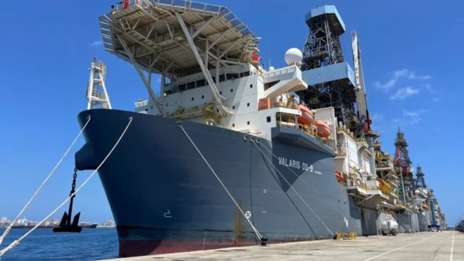 Un buque perforador en el Puerto de Las Palmas. / AH