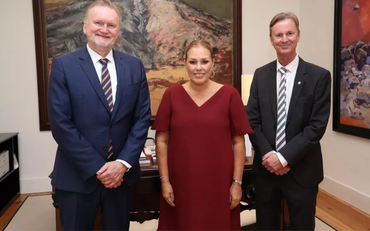 El embajador de Noruega en España visita el Parlamento de Canarias. / AH