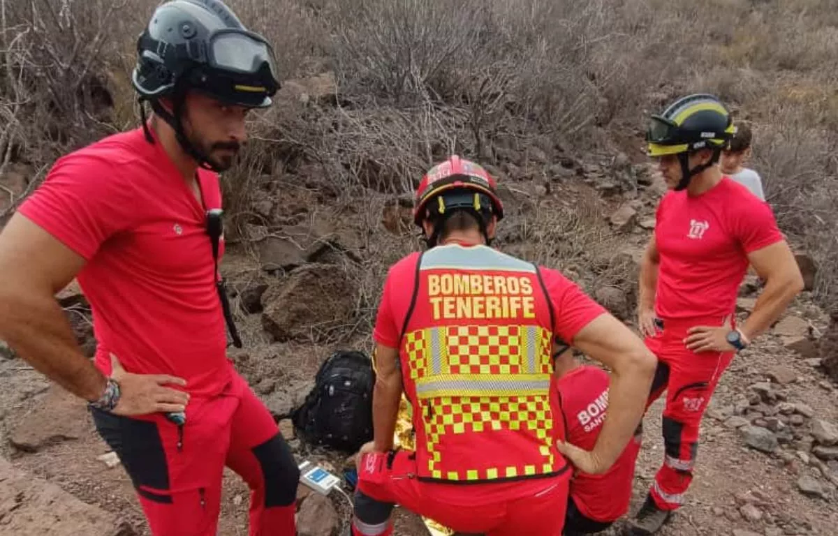 Bomberos de Tenerife rescatan a un senderista accidentado en Santiago del Teide. CEDIDA