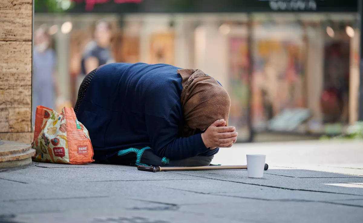 Una mujer en situación de pobreza pide dinero en la calle. / IMAGEN DE LA RED