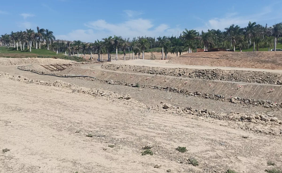 Estado de las obras que ejecuta Lopesan en el cauce de un barranco en Meloneras para ampliar su campo de golf. / AH