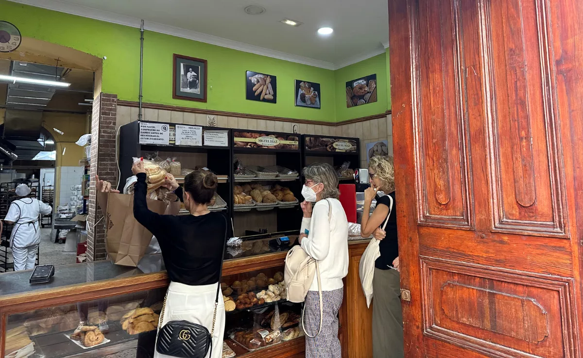 Imagen de una clienta comprando en la panadería Miguel Díaz / ATLÁNTICO HOY - MARCOS MORENO