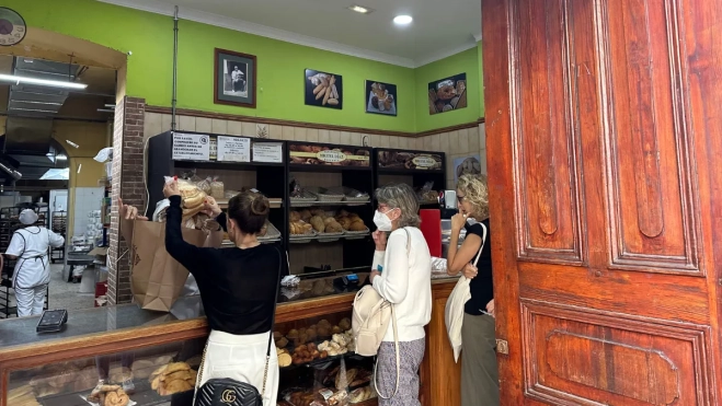 Imagen de una clienta comprando en la panadería Miguel Díaz / ATLÁNTICO HOY - MARCOS MORENO Imagen de una clienta comprando en la panadería Miguel Díaz / ATLÁNTICO HOY - MARCOS MORENO