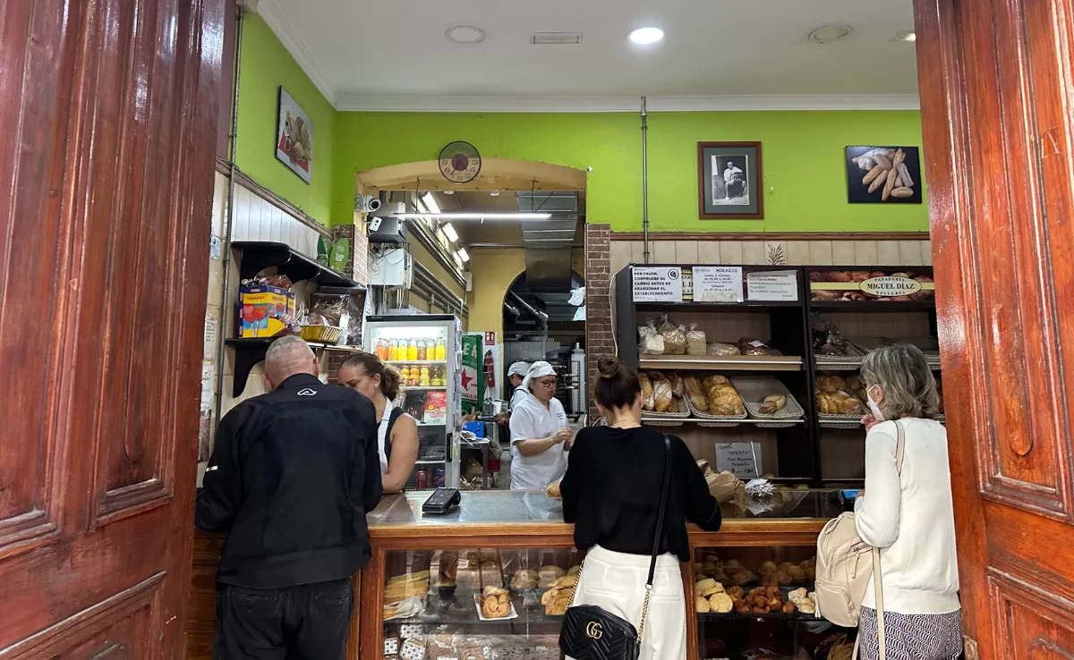 Imagen de unos clientes comprando en la panadería Miguel Díaz / ATLÁNTICO HOY - MARCOS MORENO