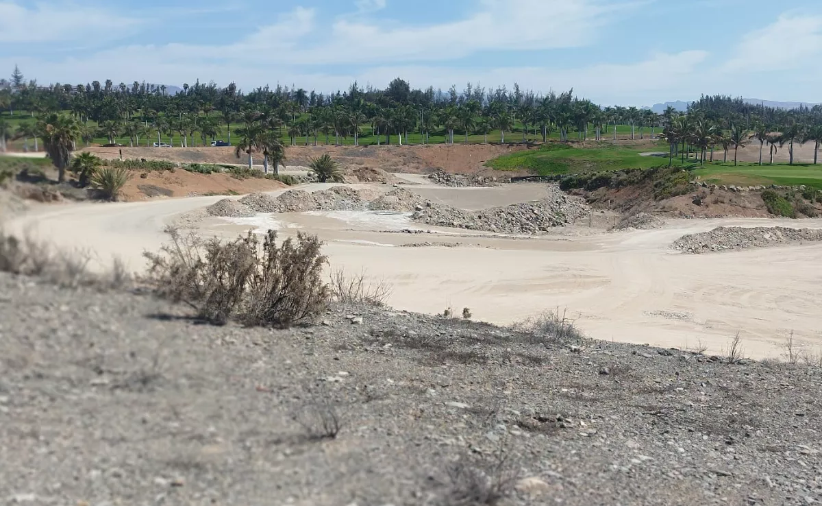 Una parte de las obras que ejecuta Lopesan en el cauce del barranco de Pasito Blanco para mejorar su campo de golf en Meloneras. / AH