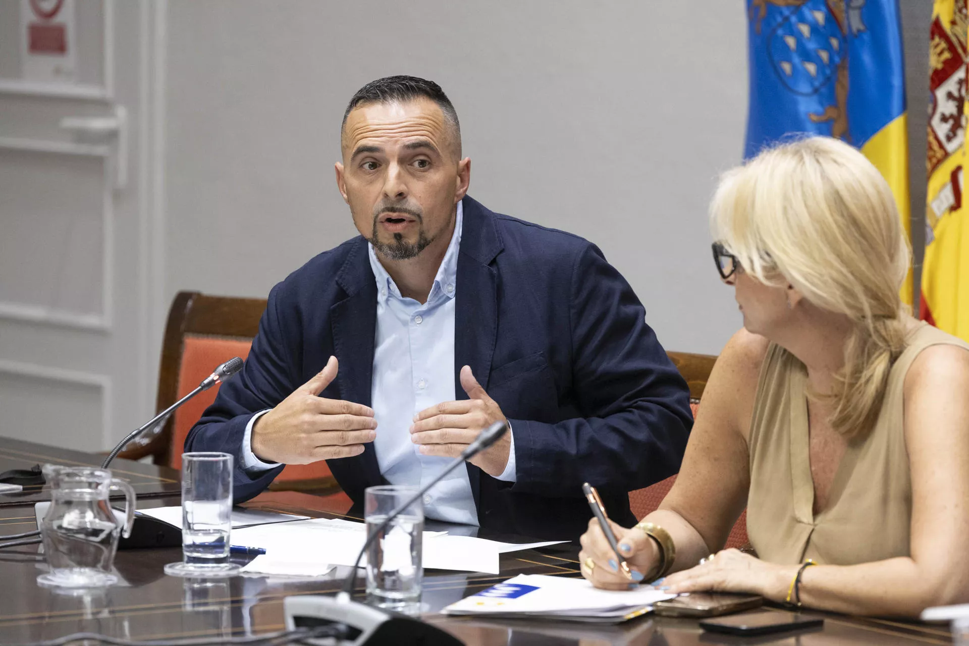 Intersindical Canaria exige el cese del director del SCS por vulnerar la privacidad de un diputado. / MIGUEL BARRETO-EFE