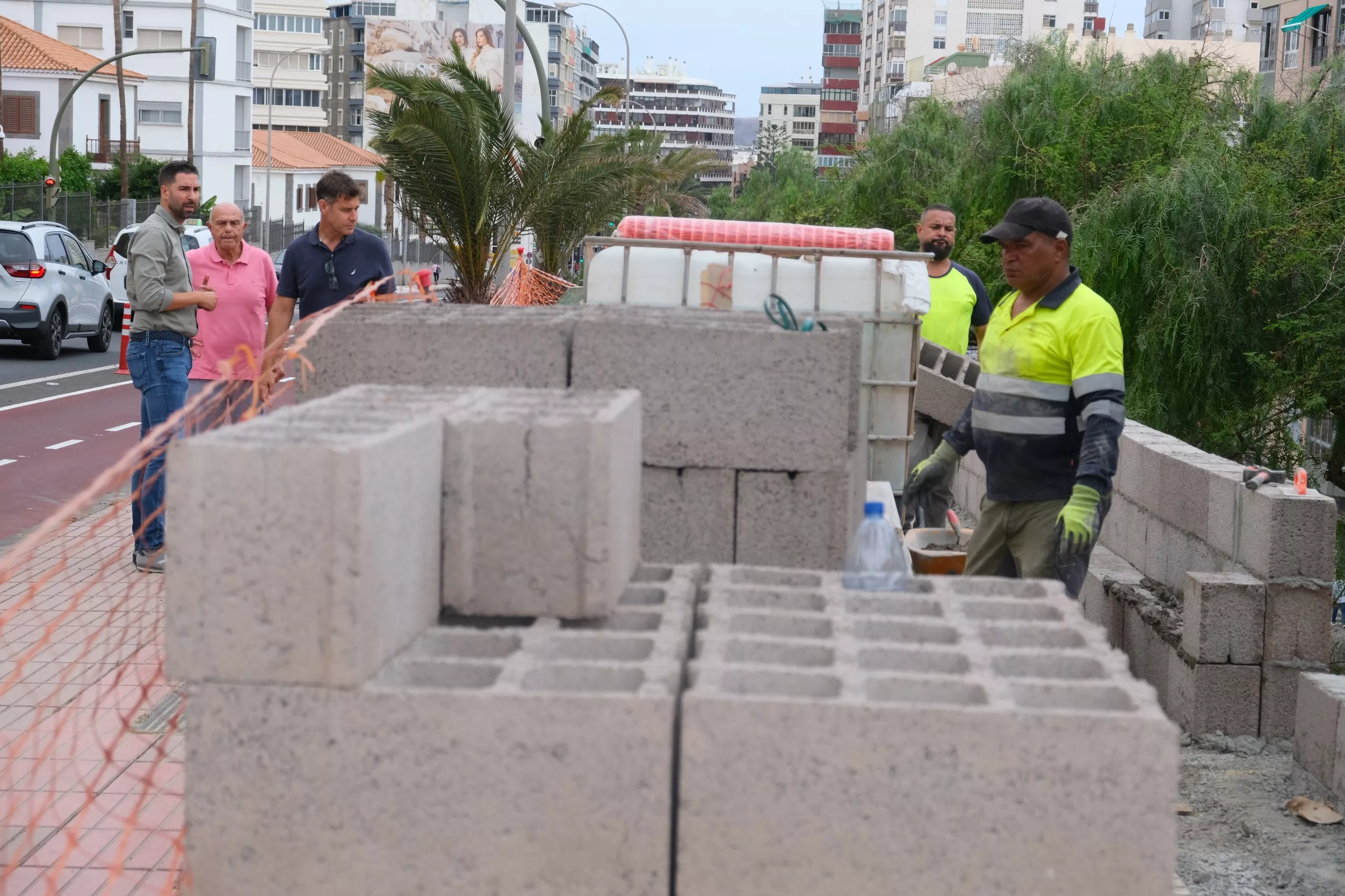 El concejal de Vías y Obras y Alumbrado, Carlos Díaz, en los trabajos de los muros del Paseo de Chil. AYUNTAMIENTO LPA