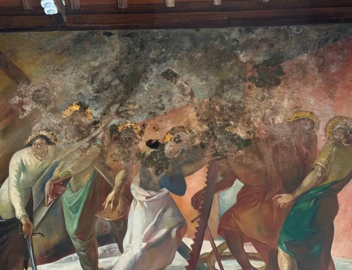 El Cabildo detecta hongos y daños por humedad en los murales de la ermita del Pueblo Canario. / AH El Cabildo detecta hongos y daños por humedad en los murales de la ermita del Pueblo Canario. / AH