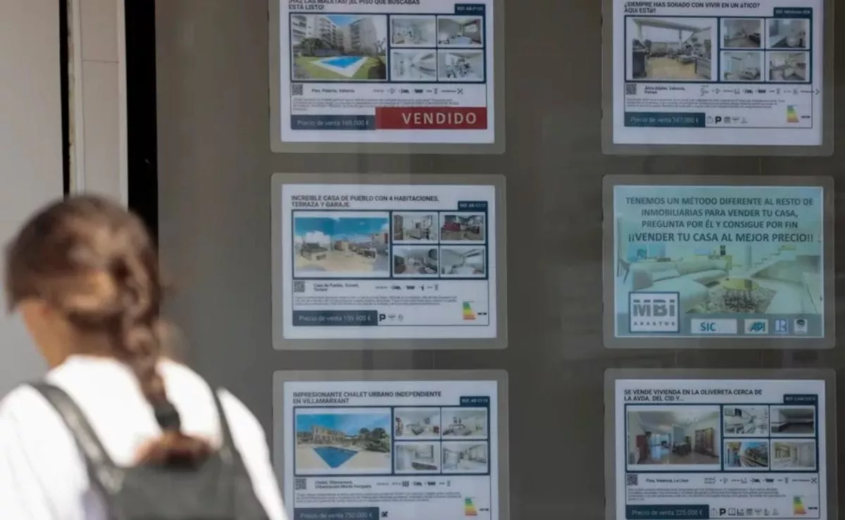 Una persona pasa ante una inmobiliaria. /EFE / Ana Escobar