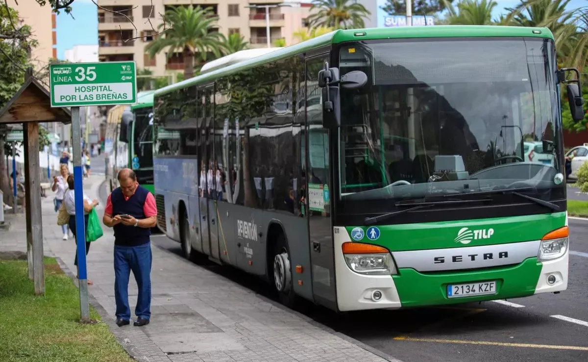 Foto de archivo de una de las guaguas del servicio de transporte público de La Palma / EFE - LUIS G. MORERA