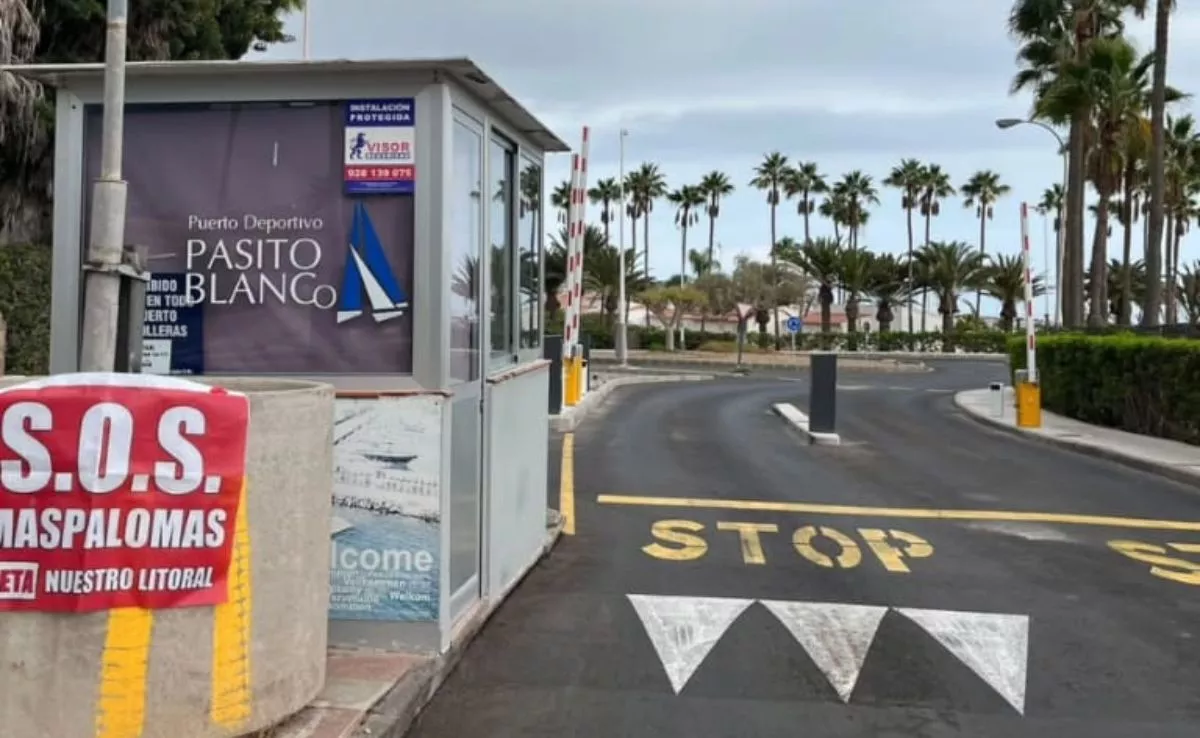 Las barreras del puesto de control en el Puerto Deportivo de Pasito Blanco, levantadas, lo que permite acceder de manera libre a la playa y la urbanización. / TAMARANAE ACTIVISTAS