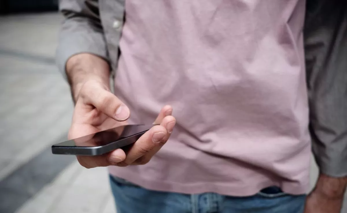 Persona usando móvil en la calle. /Archivo