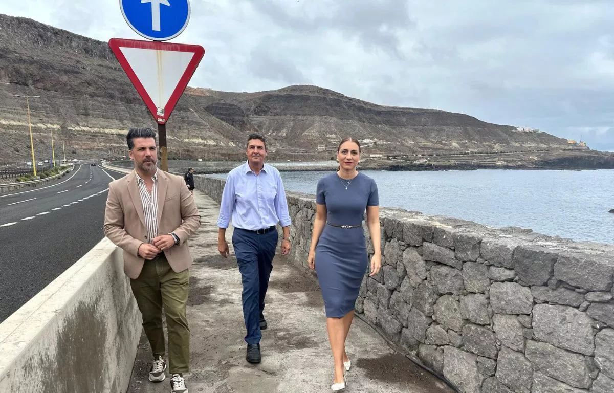 La consejera Vidina Cabrera, junto a Julio Rodríguez y David Suárez, durante su visita al tramo entre El Atlante y Costa Ayala donde Coalición Canaria propone crear un sendero litoral.