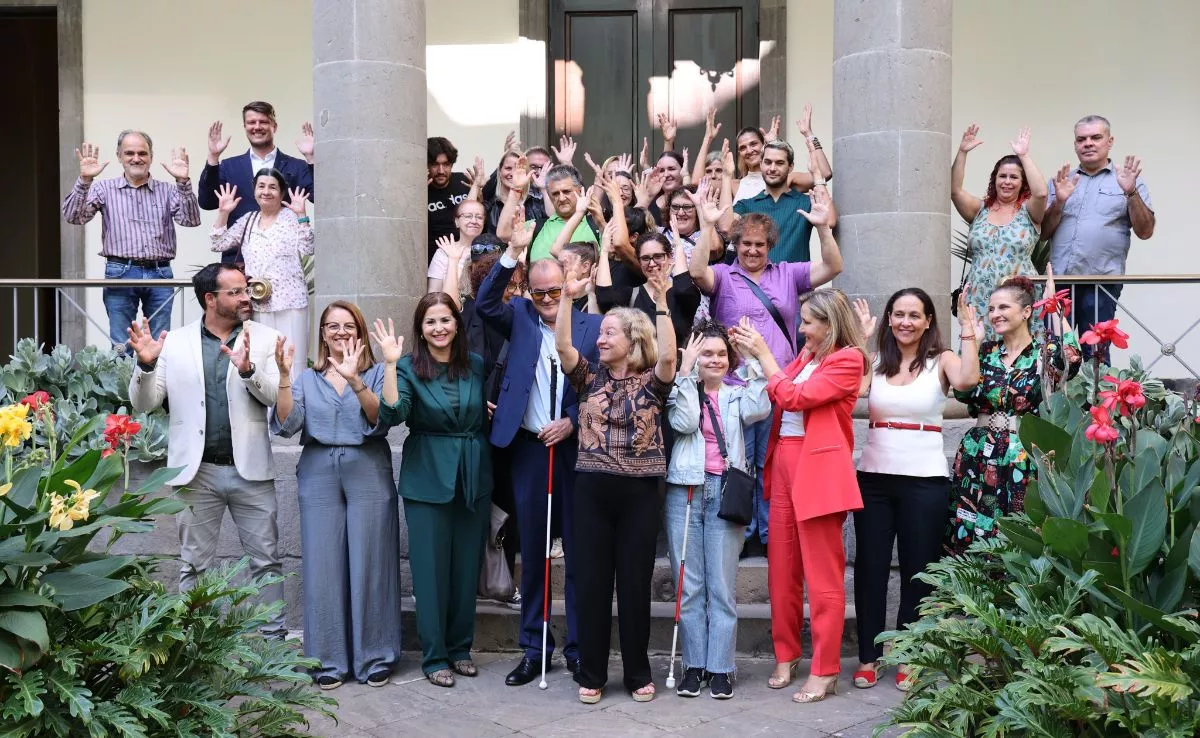 El acto de conmemoración del Día Europeo de las Personas Sordociegas, con la Asociación de Personas con Sordoceguera de Canarias (ASOCIDE), y la vicepresidenta primera del Parlamento, Ana Oramas. /Cedida