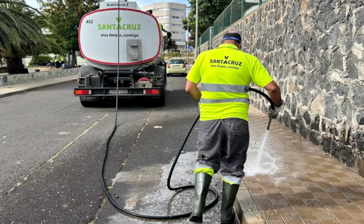 Imagen de un trabajador de limpieza en Santa Cruz|AYUNTAMIENTODESANTACRUZ
