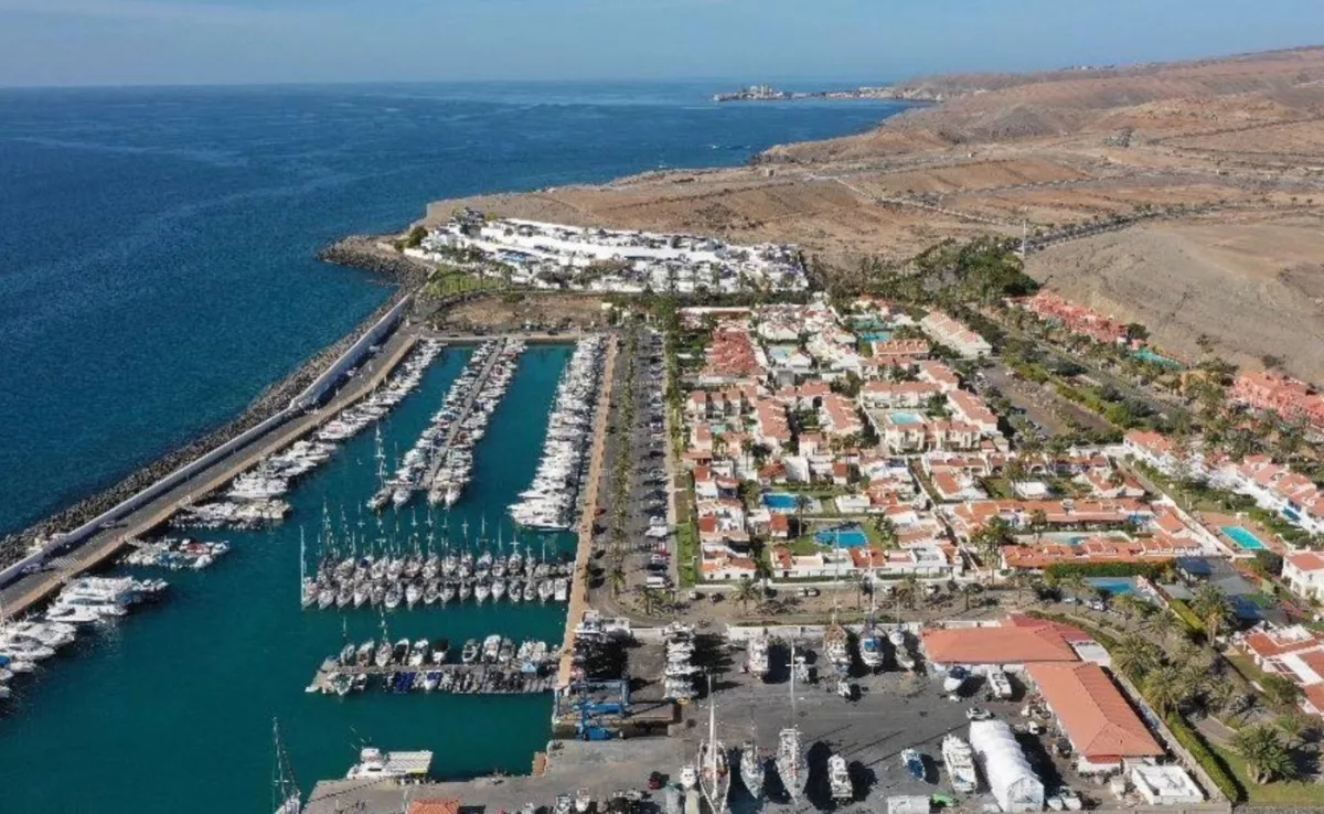 El Puerto Deportivo de Pasito Blanco y la urbanización privada que es necesario atravesar para llegar a la playa de El Hornillo, en el sur de Gran Canaria. / AH