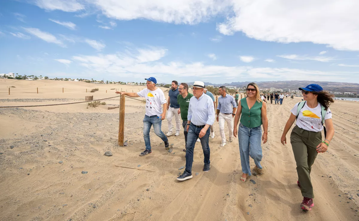 El presidente Antonio Morales y  el consejero Raúl García Brink en una visita a la Reserva Natural en mayo de este año / CABILDO DE GRAN CANARIA - DAVID DELFOUR