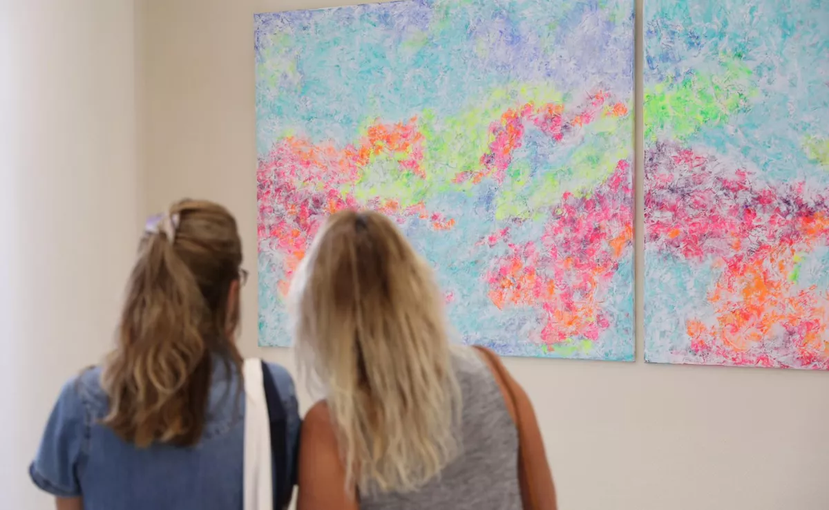 La exposición 'Cartografía del color', de la pintora tinerfeña Virginia Moreno Pedreira / PARLAMENTO DE CANARIAS