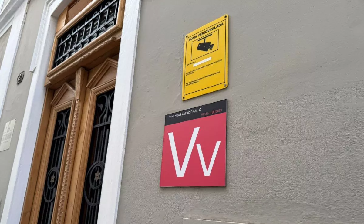 Cartel de Vivienda Vacacional en Canarias. /AH