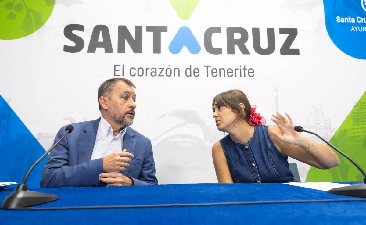 El alcalde de Santa Cruz de Tenerife, José Manuel Bermúdez (i), y la concejala de Políticas Sociales, Charín González (d) / EFE