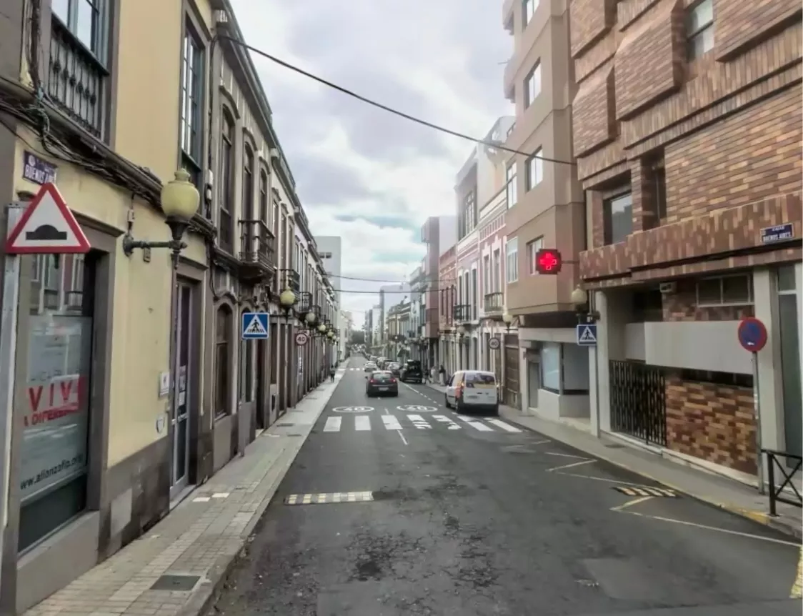 Un ladrón asalta una casa en la calle Buenos Aires de Las Palmas y la incendia con la familia dentro. / AH