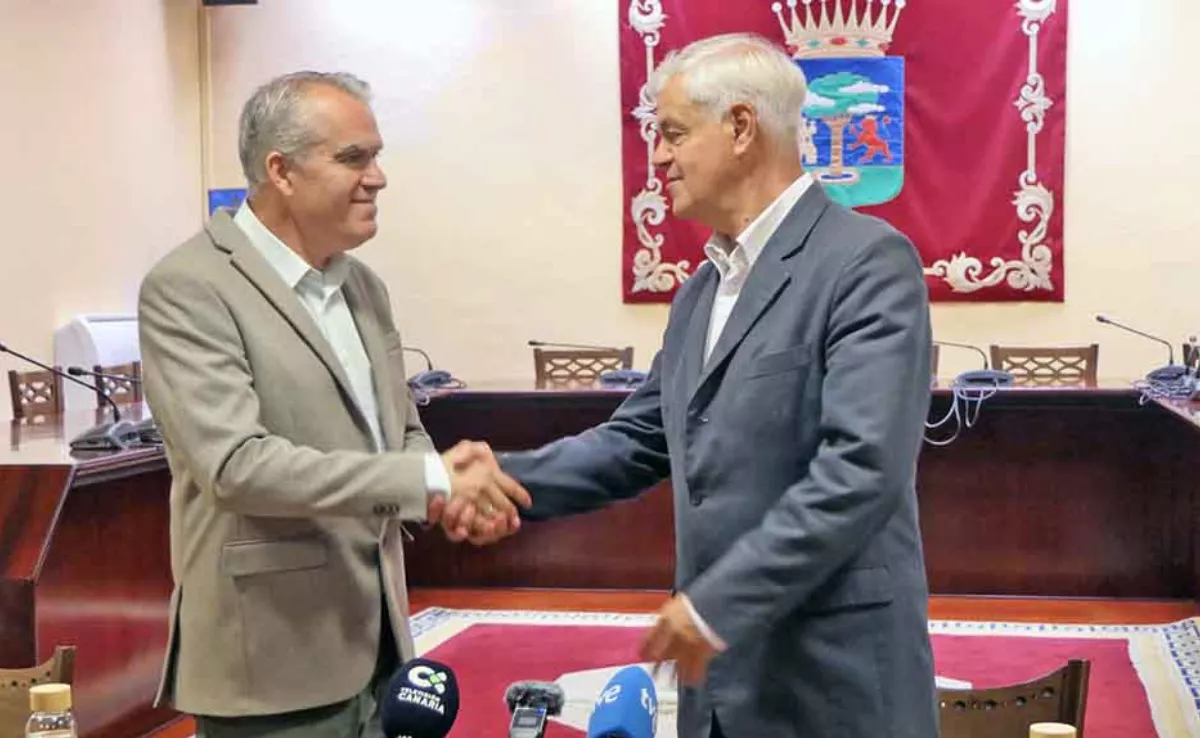 El consejero popular Rubén Armiche Benítez Padrón con Alpidio Armas tras la firma del acuerdo. 