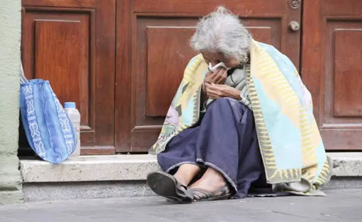 Imagen de una persona mayor en situación de calle, sinhogarismo|REDES