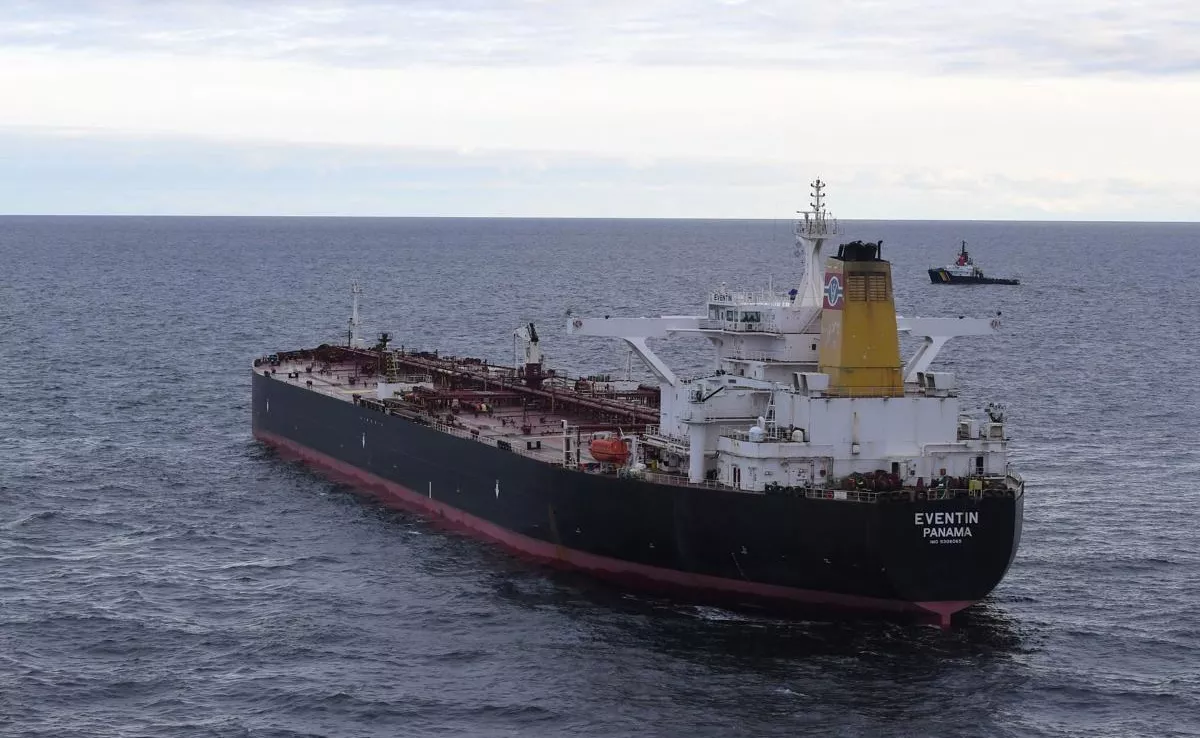 Uno de los buques sospechosos de pertenecer a la flota de petroleros rusos que operan de manera clandestina para eludir las sanciones de Europa por la guerra contra Ucrania. / Agencias 