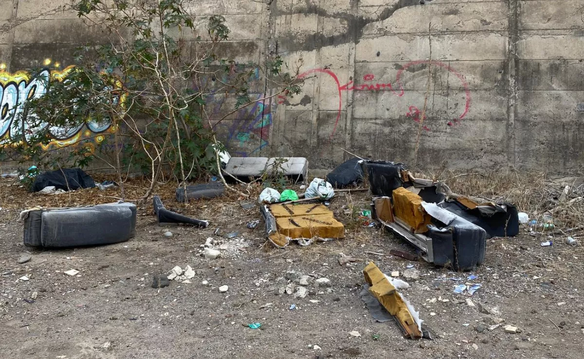 Basura, que parece ser restos de un sillón, en medio del barranco Guiniguada / ARIADNA MARTÍNEZ - ATLÁNTICO HOY