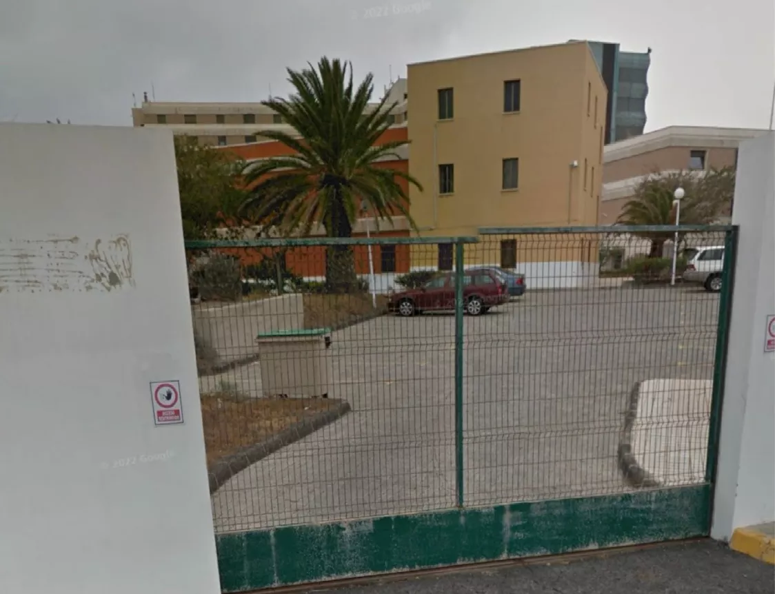 Defensa reclama al Ayuntamiento por no recoger la basura en su Delegación desde el 2 de octubre. / AH