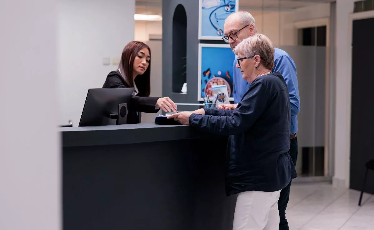 Personas haciendo el 'check in' en un hotel. /Freepik