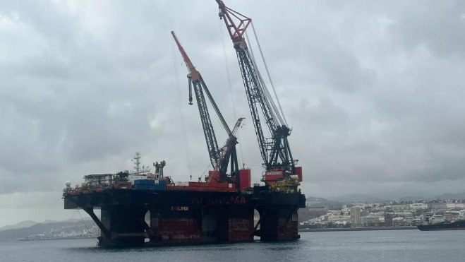 La plataforma semi sumergible 'Dsv Balder', en el Puerto de Las Palmas. / AH