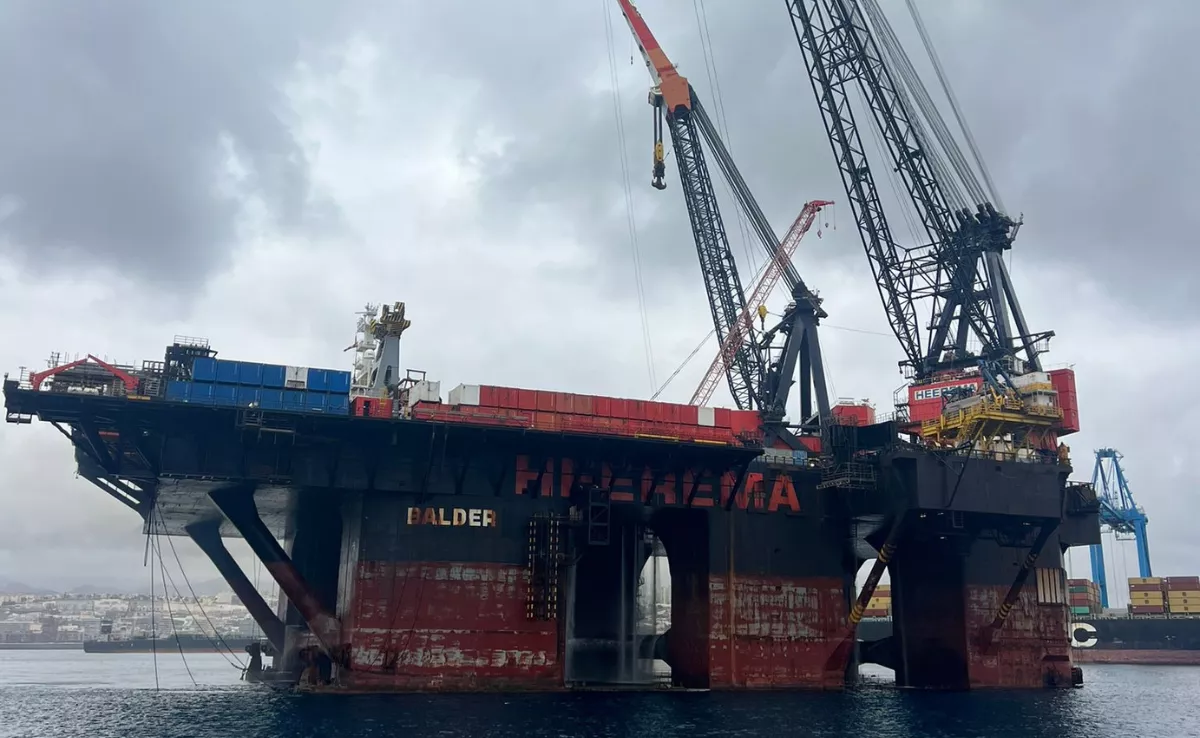 La plataforma semi sumergible 'Dsv Balder', vista desde el Muelle Reina Sofía del Puerto de Las Palmas. / AH