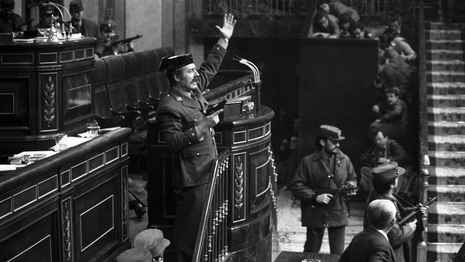 El teniente coronel Antonio Tejero cuando irrumpió pistola mano en el Congreso. / ARCHIVO EFE