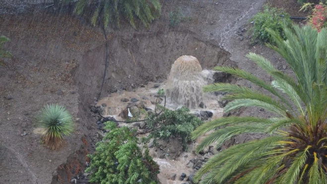 Imagen de la inundación de 2015 en la urbanización Reina Mercedes, cuando el colector colapsó y el agua brotó con fuerza desde el subsuelo, anegando garajes y arrastrando tierra y vegetación. Imagen de la inundación de 2015 en la urbanización Reina Mercedes, cuando el colector colapsó y el agua brotó con fuerza desde el subsuelo, anegando garajes y arrastrando tierra y vegetación.