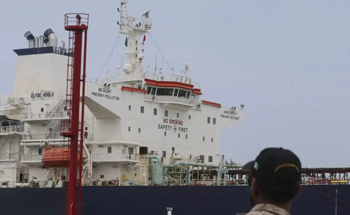 Un petrolero ruso en el puerto de Karachi (Pakistán). EFE