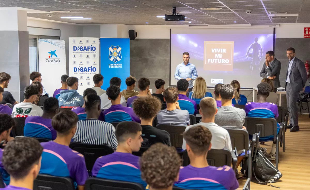 Los jugadores del CD Tenerife B y C en la jornada sobre educación financiera / CAIXABANK