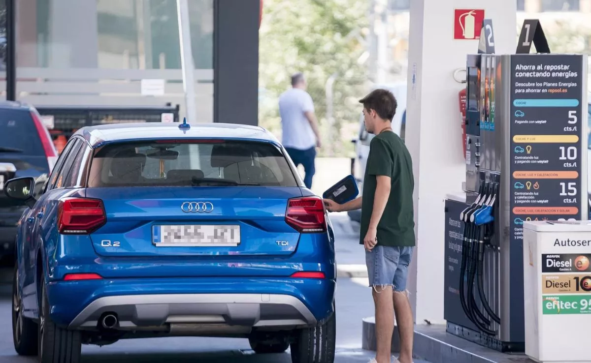 Persona repostando en una gasolinera. /Agencias