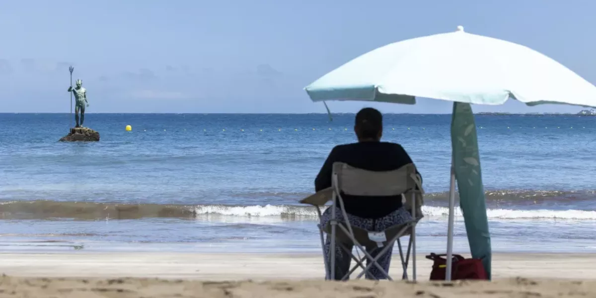 Imagen de una persona en la playa de Canarias en verano / EFE