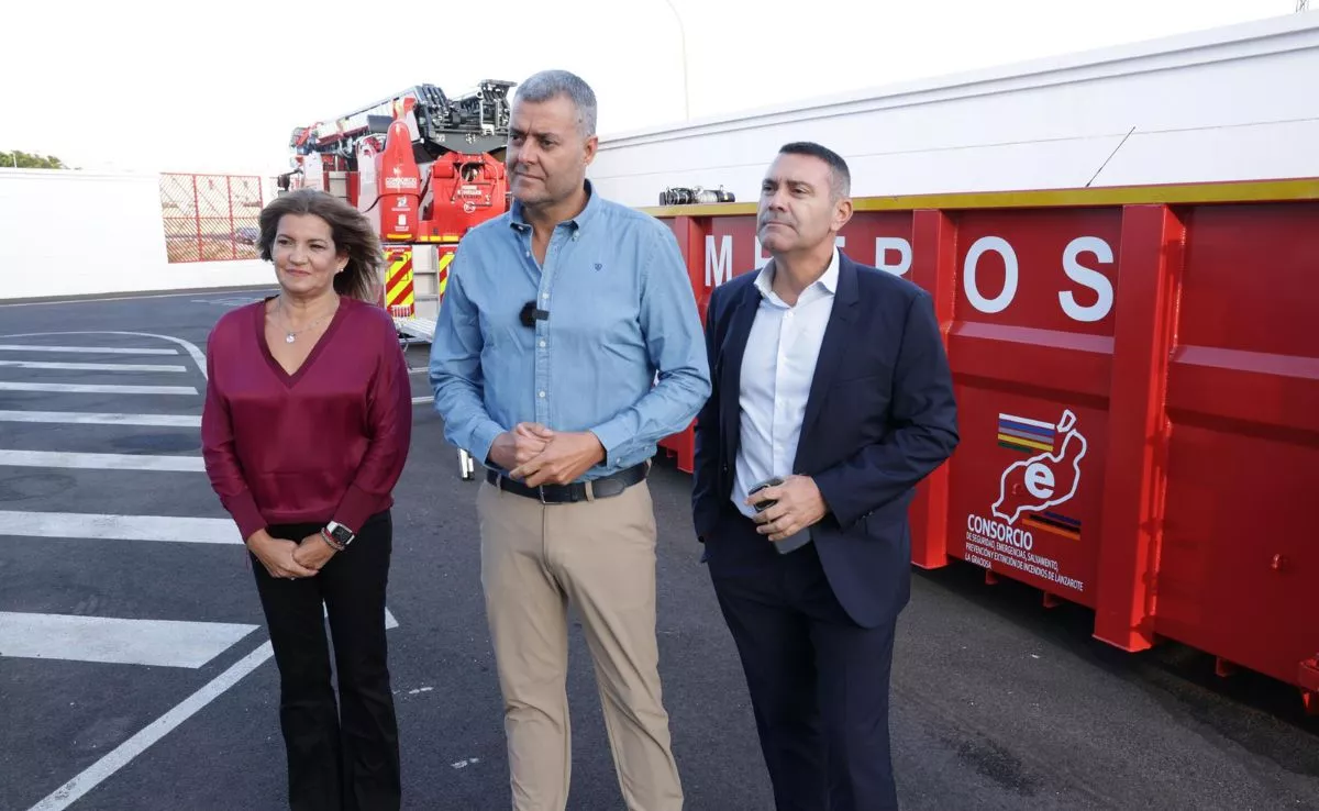 El presidente del Cabildo de Lanzarote, Oswaldo Betancort; la vicepresidenta y consejera de Hacienda, María Jesús Tovar, y el presidente del Consorcio de Seguridad y Emergencias. /Cedida