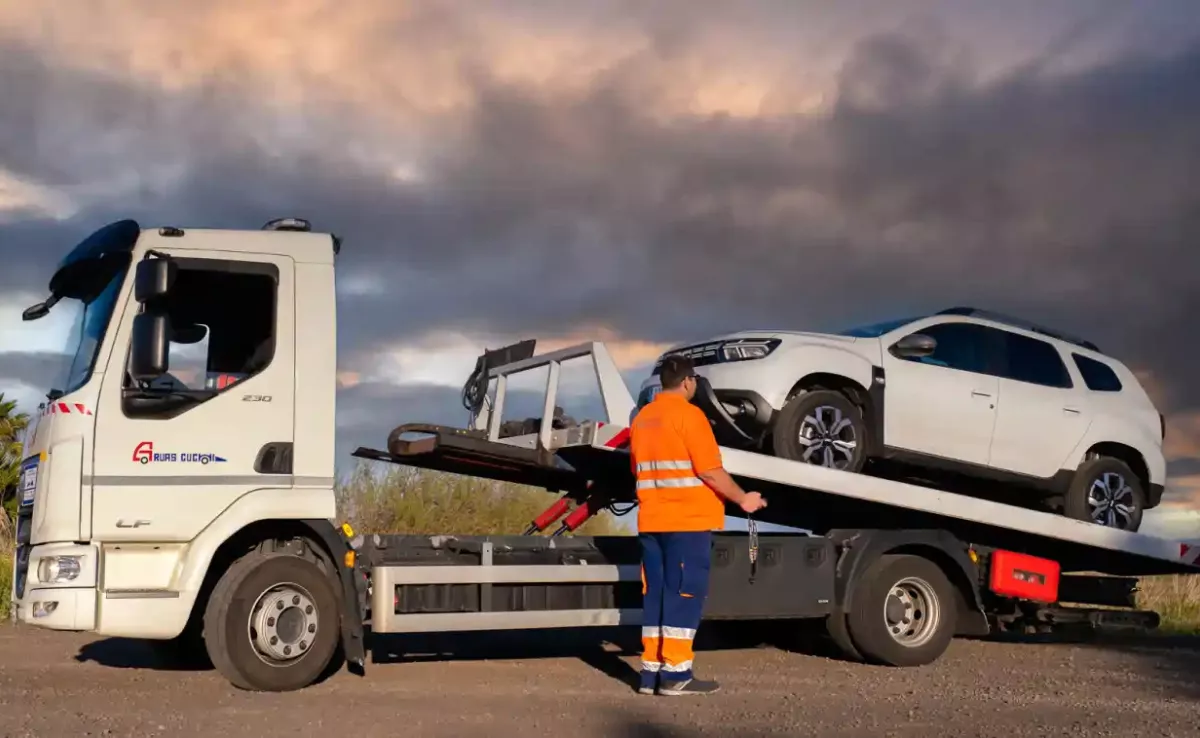 Una grúa de Grúas Cuchi, actual concesionaria del servicio en Santa Cruz de Tenerife./ G.C.