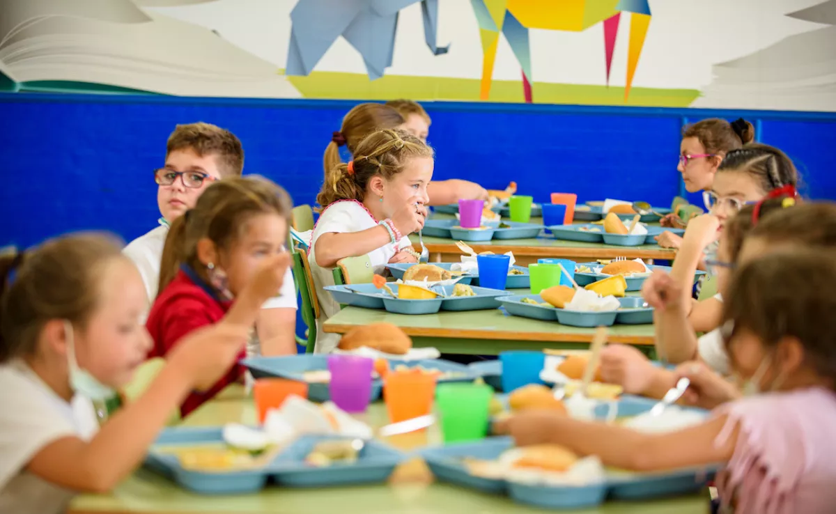 Alumnado almorzando en un centro inscrito en Ecocomedores / ECOCOMEDORES