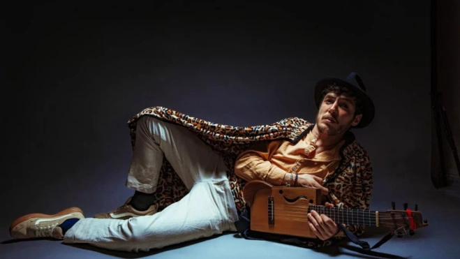 El músico Fran Baraja, con su manta esperancera con 'animal print'. /Cedida El músico Fran Baraja, con su manta esperancera con 'animal print'. /Cedida