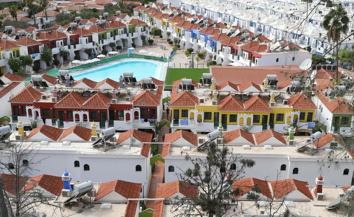 Foto de archivo de un completo de apartamentos en Maspalomas (Gran Canaria), sin relación con el litigio. EFE/Elvira Urquijo Á