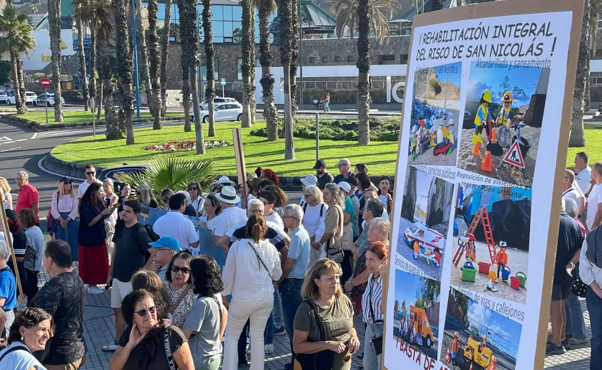 Vecinos y vecinas alzan sus carteles para reclamar una mejor gestión de la capital grancanaria / AH