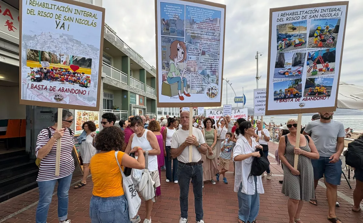 Vecinos del Risco de San Nicolás reclamando la rehabilitación del barrio / AH