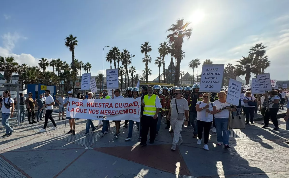 Se han manifestado tanto asociaciones vecinales, como bomberos, socorristas y policías / AH